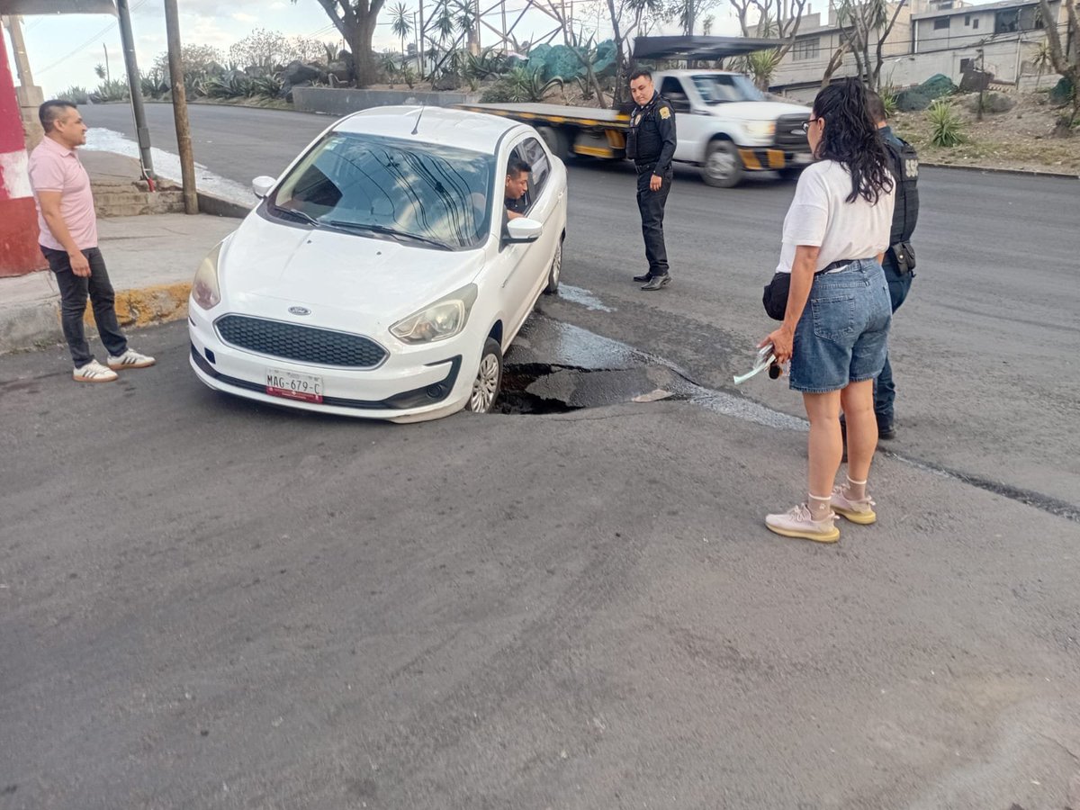 sabinacortes's tweet photo. Urgente | Denuncia ciudadana. En la calle Cerro de la Estrella esquina con Eje 5 Sur, Col. Paraje Zacatepec (CP 09560), persiste una fuga de drenaje que ya había sido “reparada” de forma deficiente. La situación ha empeorado Ya han caído vehículos
@RNellydlaVega 
@Alc_Iztapalapa https://t.co/PZeToGtg5w