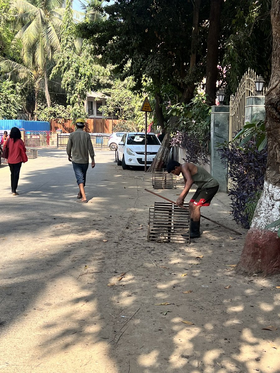 LoveOrlem's tweet image. Pls show some #localorlemlove
&amp;amp; #bekind to people working in this heat. A bottle of water/ LimbuPani if possible to be given to ur security guards, house help, delivery persons, BMC workers, etc go a long way. #spreadthelove &amp;amp; #bekind ♥️
Respect &amp;amp; Gratiude @mybmc @mybmcWardPN 🫶🏽