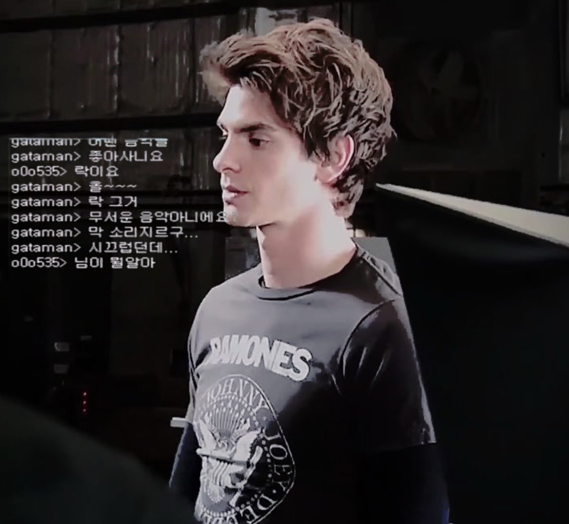 기타 리프 들으면 가슴부터 뛰는 거 언제 고쳐질까요...... 하지만 정말 끝내주는 걸 들으면 나도 눈 밑에 검은 거 칠하고 기타 잡고 싶어지는 기분이죠. 아, 진짜 기분이다. 중고로 샀던 내 애착 빈티지 라몬즈 티셔츠 이틀 내내 입어야지.