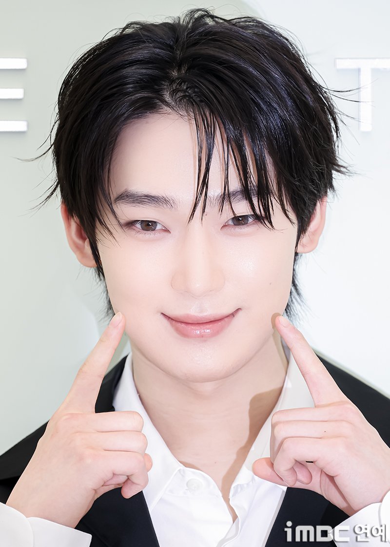 imbcenews's tweet photo. [포토] 엔하이픈 선우, 흐뭇한 양볼콕
#선우 #엔하이픈 #ENHYPEN #성수동 #팝업스토어 #오픈행사_260429 [iMBC연예]

엔하이픈(ENHYPEN) 선우가 29일 오전 서울 성수동에 위치한 한 팝업스토어에서 열린 글로벌 메이크업 뷰티 브랜드 오픈 행사에 참석해 포즈를 취하고 있다.

🔗https://t.co/TPqVmrkBOT