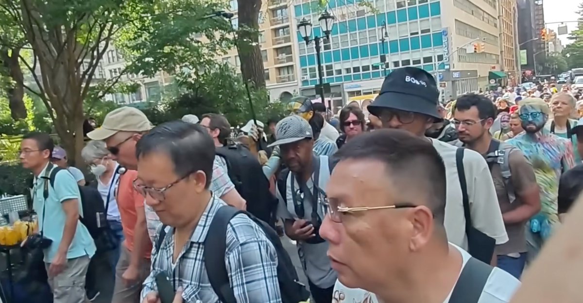 sailorstarlite's tweet photo. just another day in #nyc https://t.co/7NKPpbERIK
