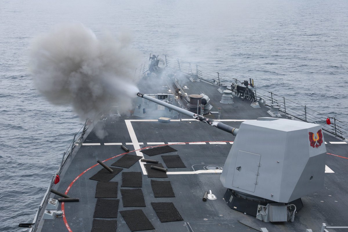 LtGenKaren's tweet image. Live Fire at Sea ⚓💥🌊

USS Carl M. Levin (DDG 120) fires its 5-inch gun during training, April 25, strengthening strike group readiness in the U.S. 3rd Fleet.

📸 MC3 Isabelle Dial

#Warfighting #Readiness #Lethality