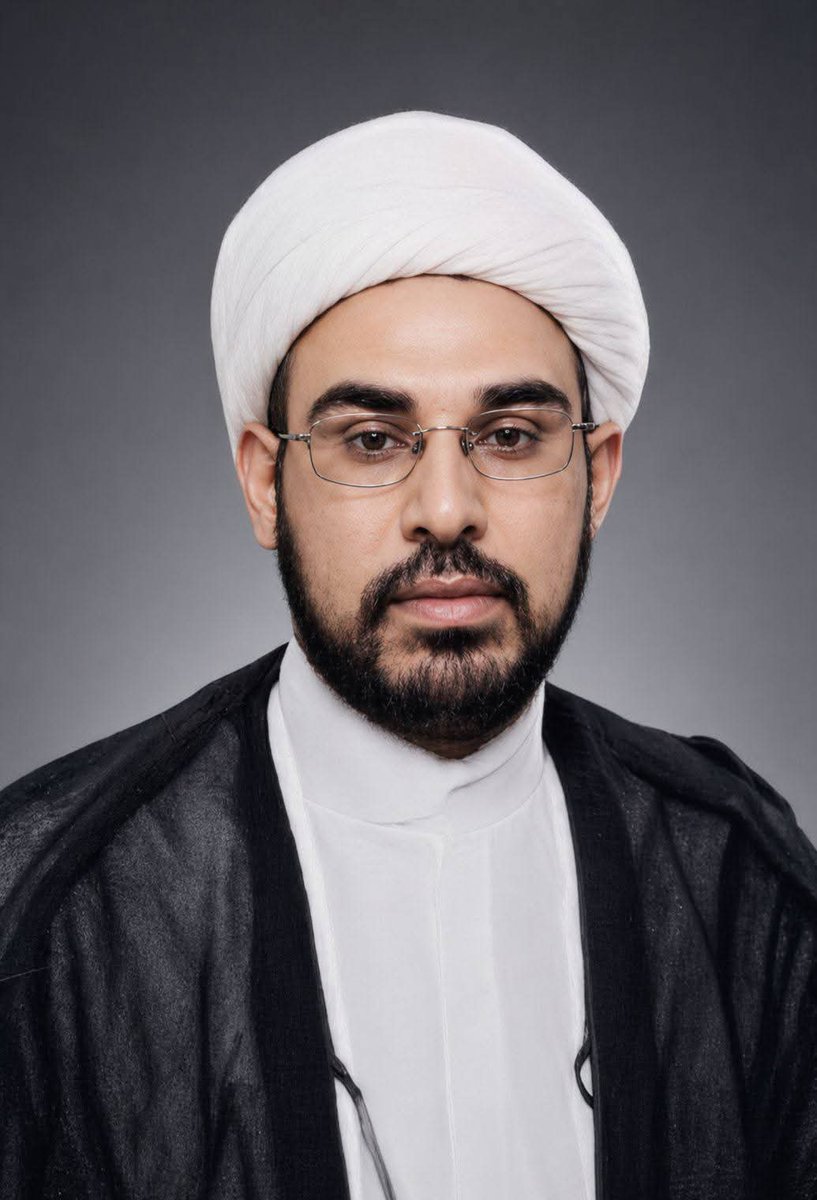 abumuammal's tweet photo. صورة في زمن كان الهمسُ فيه خطرًا 
بقلم الشيخ علي النقاش النقاش ايده الله 
~~~~~~~~~~~~
في عام 2002، حين كان الخوف سيّد المشهد، التقيتُ بالشيخ عدنان الشحماني في جامع الرأ��. اقترب مني بهدوء، وقال:
“سماحة السيد مقتدى الصدر يريد أن يراك ويتحدث معك.”

لم تمضِ لحظات حتى كنتُ بين يدي https://t.co/LAUsJUQrFU