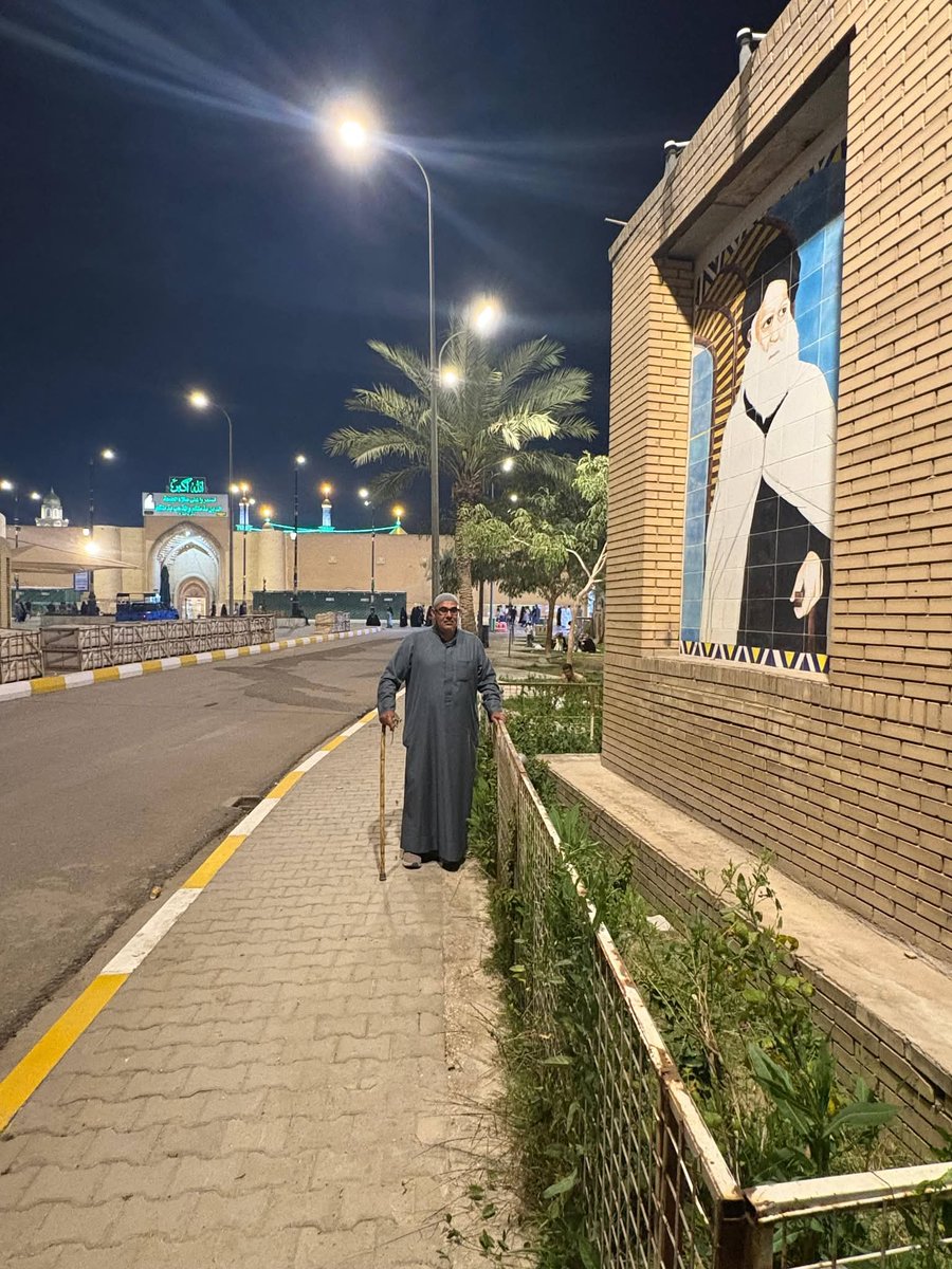 abumuammal's tweet photo. صورة في زمن كان الهمسُ فيه خطرًا 
بقلم الشيخ علي النقاش النقاش ايده الله 
~~~~~~~~~~~~
في عام 2002، حين كان الخوف سيّد المشهد، التقيتُ بالشيخ عدنان الشحماني في جامع الرأ��. اقترب مني بهدوء، وقال:
“سماحة السيد مقتدى الصدر يريد أن يراك ويتحدث معك.”

لم تمضِ لحظات حتى كنتُ بين يدي https://t.co/LAUsJUQrFU