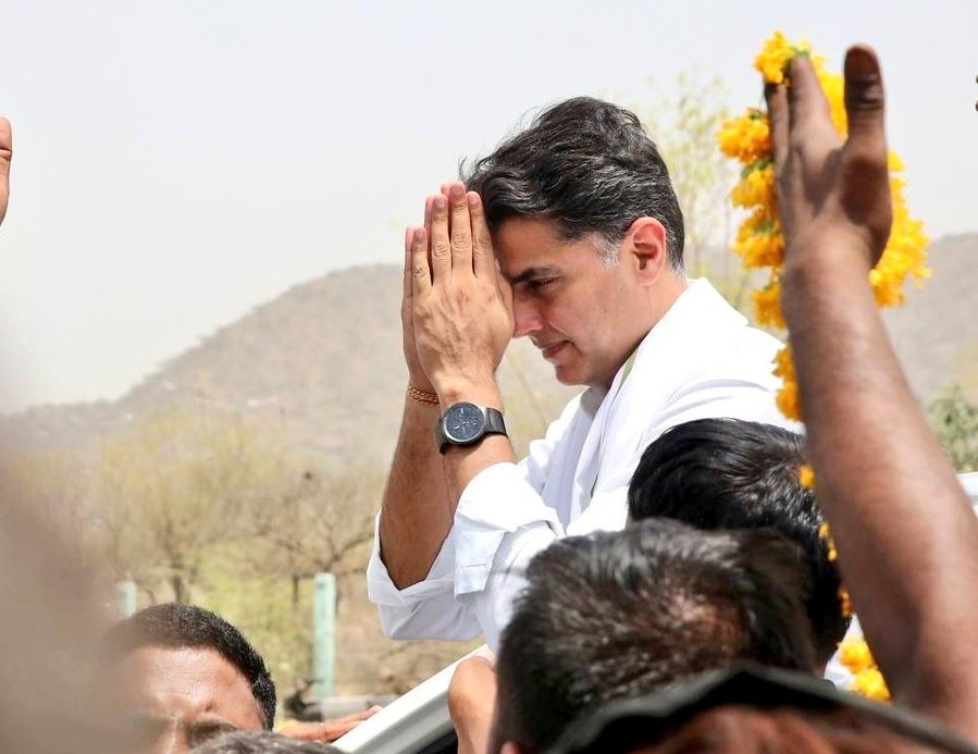 Vsprincipal1's tweet image. एक तरफ @SachinPilot हैँ जो चुनावी राज्यों में #Congress के लिए दिन रात एक किए हुए हैं और दूसरी ओर गहलोत साहिब चलते चुनाव में  तीन बार व्यक्तिगत शाब्दिक हमला कर चुके. हाई कमान द्वारा नाराजगी व्यक्त करने मात्र से काम नहीं चल सकता, कठोर कार्रवाई चाहिए

@priyankagandhi @RahulGandhi