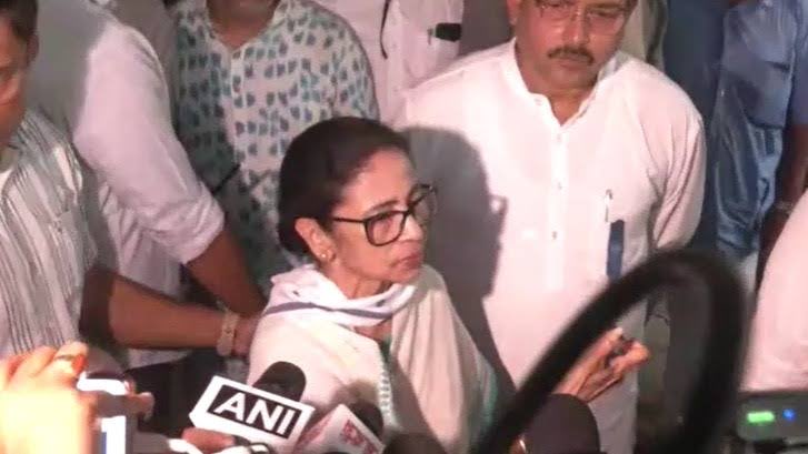 PrathmeshMani2's tweet photo. Since 1996, Didi never left home before noon on polling day. Today, she was at Amrapali &amp; Heera Building in Ward 70

Claim: Councillor Ashim Bose was house-arrested at 1:30 AM.

Goal: Shift the narrative from voter turnouts to "Central Force" interference. Street-fighter mode ON! https://t.co/rlW5cDYNN2