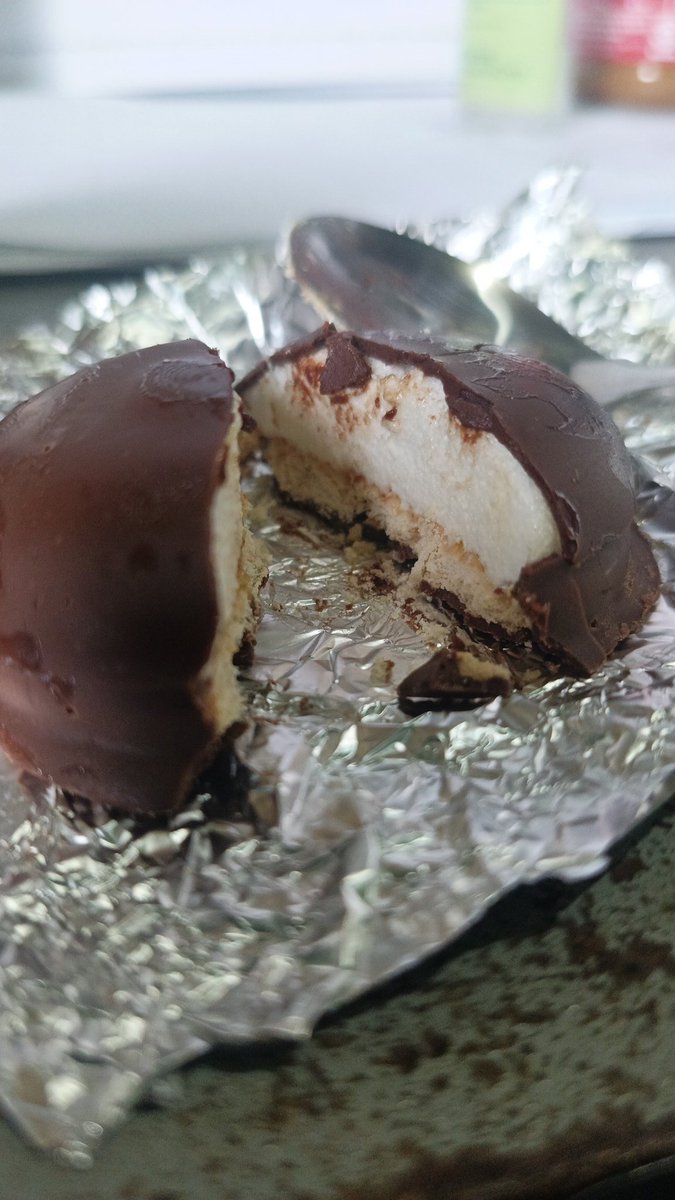 pico_harrison's tweet image. Lunch  tadta nga petsa de peligro: near expiry nga choco mallows ditoy office pantry! #kaasi #igorot #baguio
