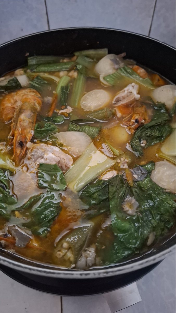 moojieeee's tweet photo. happy lunch sa inyall, sinigang na hipon and pompano is NEOW !! #cookingina https://t.co/kulZ2ln1GN