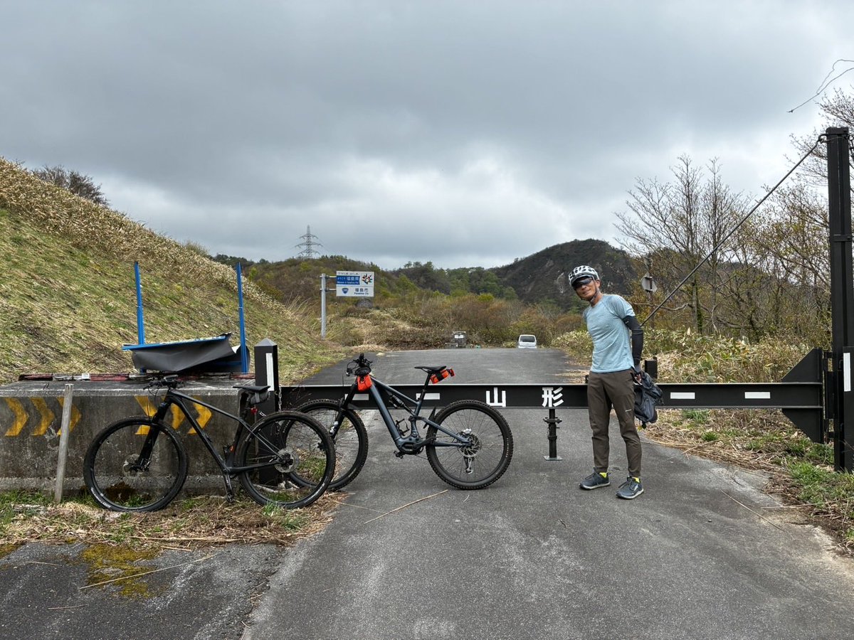 fck_mototyan's tweet image. タミちゃんのお誘いで今期初MTBしにちょいとPPP＠高畠町へ。素晴らしく整備されたコースを何本か回した後、冬季通行止めされた鳩峰峠を走る事に。なかなか良い坂で景色も良い。コースから峠に向かって伸びる川は有無川という面白い名称。#MTB