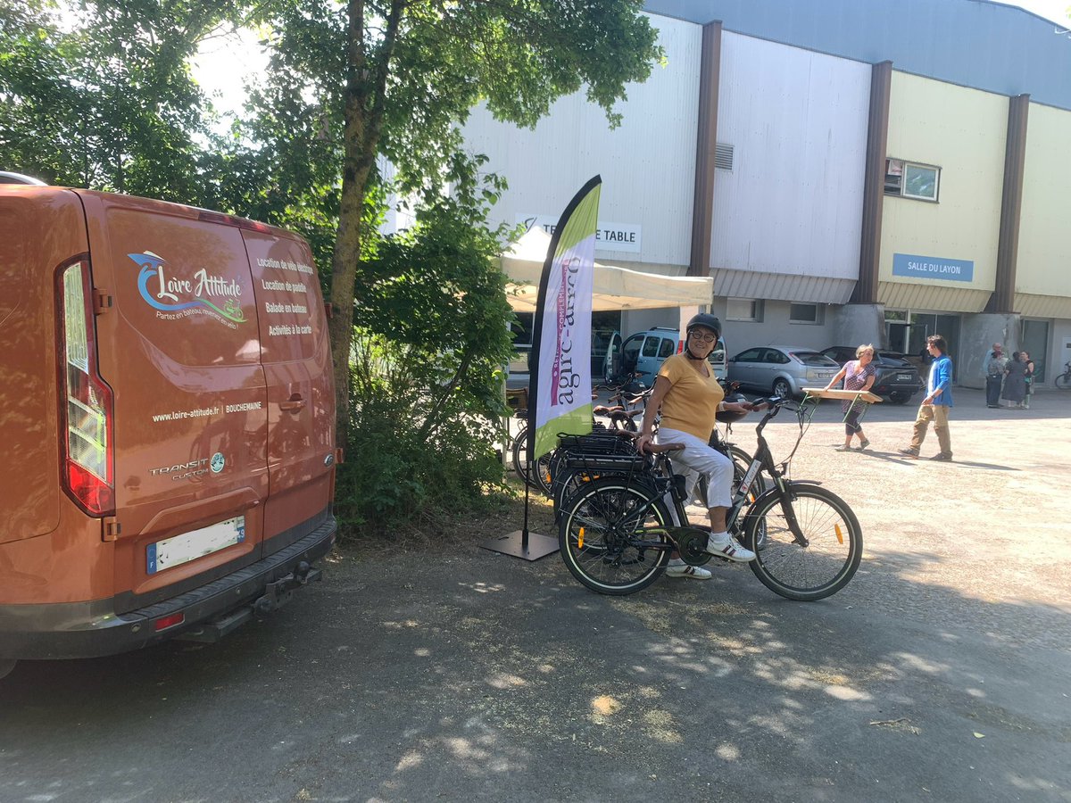 SMontecot's tweet photo. LOIRE ATTITUDE 
Mise en place des ateliers organisés par AGIRC-ARRCO : « roulez en toute sécurité à vélo en ville », « remplacer sa voiture par un vélo électrique ? »
Circuit à travers la belle ville de Chalonnes sur Loire

#securiteroutiere #loireattitude #veloelectrique https://t.co/dCBDi9NDyX