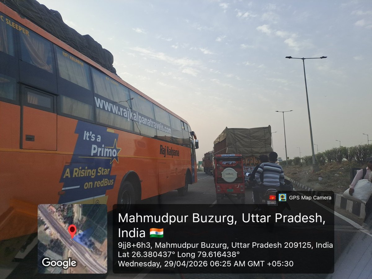 rhindustan2's tweet photo. 🚨 सिकंदरा जाम से बेहाल 🚨
सूर्या होटल के सामने बसें-ट्रक सड़क पर खड़े, सवारी चढ़ाने-उतारने से घंटों जाम। आम जनता रोज़ परेशान, इलाका Accident Zone बन चुका है।
प्रशासन कब जागेगा? तुरंत कार्रवाई जरूरी।
@CMOfficeUP @Uppolice @dmkanpurdehat @kanpurdehatpol
#Sikandra #TrafficJam https://t.co/26IJU0RcqB
