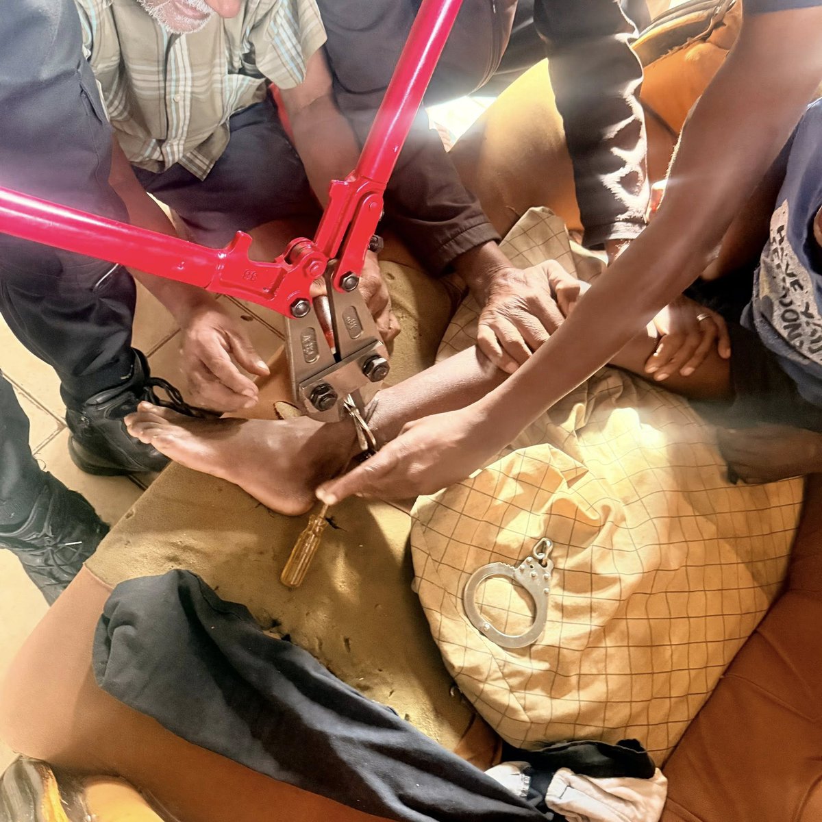 _ArriveAlive's tweet image. Playtime Incident Leaves Minor Restrained With Handcuffs: Waterloo - KZN

arrr.co.za/R3zlW

#ArriveAlive #Safety