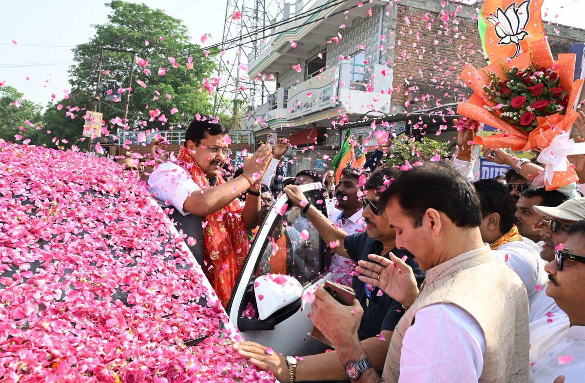 NitinNabin's tweet photo. माँ विंध्यवासिनी धाम जाने के क्रम में पार्टी पदाधिकारीगण एवं कार्यकर्तागणों द्वारा किए गए स्वागत के लिए उनका हृदय से धन्यवाद।

@BJP4UP https://t.co/bbuKOSIo8B