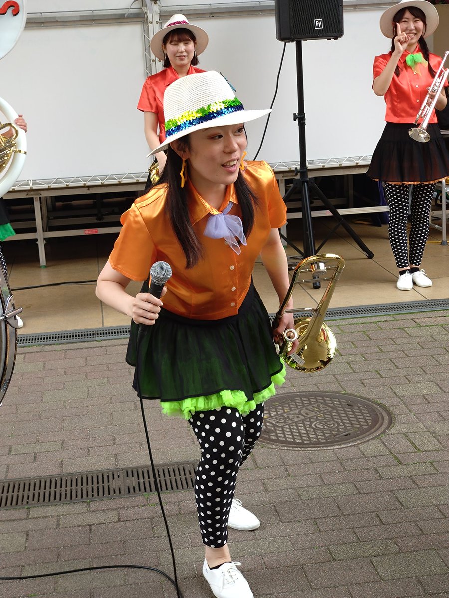 axel3710's tweet photo. THE RED CATS@ビナウォーク
またまたポーズとってくれた先頭のふたり。
しおりちゃん、体調戻った？
さやかちゃん、昨日は大井競馬、今日はビナウォーク、明日と明後日はまた大井競馬、微妙に寒いので気を付けてね☺
#THEREDCATS 
#佐藤しおり 
#水島さやか https://t.co/12cbcXkz4G