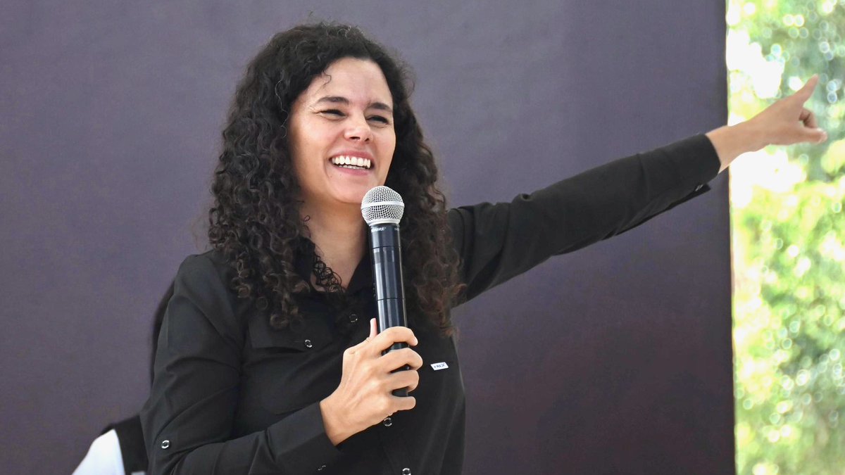 to_paco's tweet photo. La derecha pensó que tras 2024 Morena se desmoronaría. Pero no contaban con una estrategia que hoy tiene a la oposición viviendo una pesadilla.

Se llama Luisa María, y aquí te explico por qué es la Presidenta que el movimiento necesitaba para asegurar el próximo siglo. 🧵👇 https://t.co/Hy9MIoC7jB