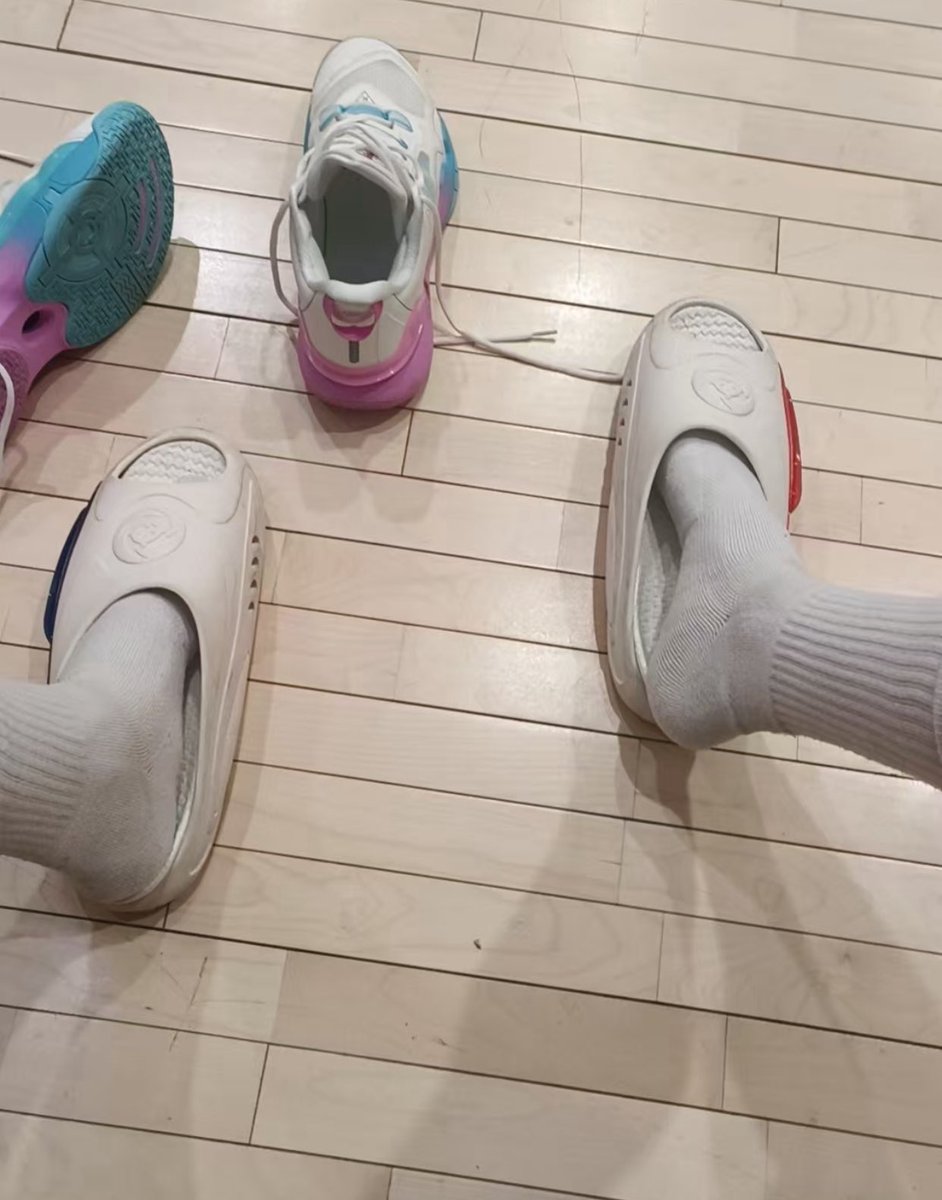 markwu29079947's tweet photo. 应某粉丝建议，回归日常室内🏀球见闻，转发roll，赞助安踏球袜。五一揭晓。 https://t.co/Q3gVQXC77g