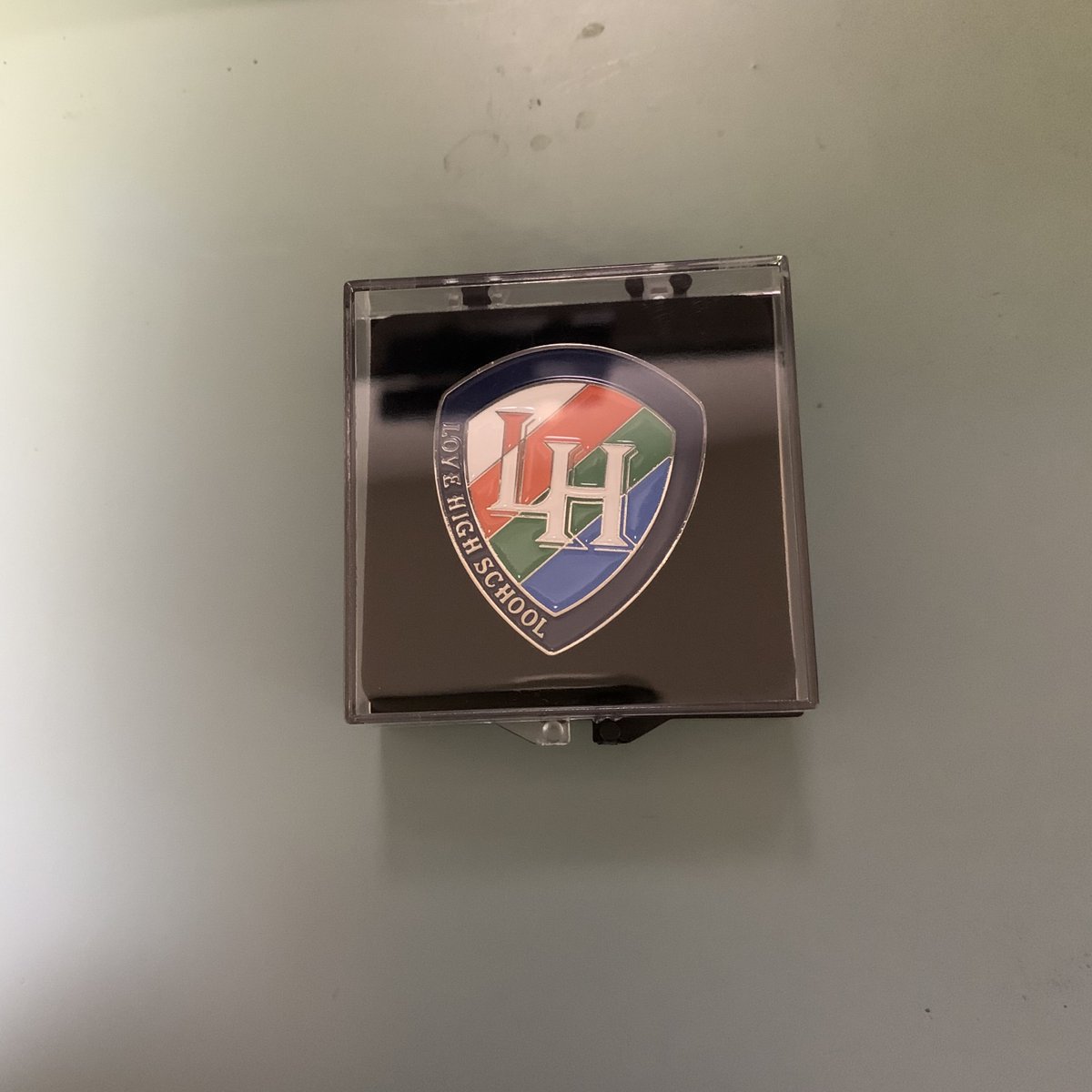 イキヅライブ L高校章ピンズ 頼んでいたピンズが届きました！ #イキヅライブ #いきづらい部