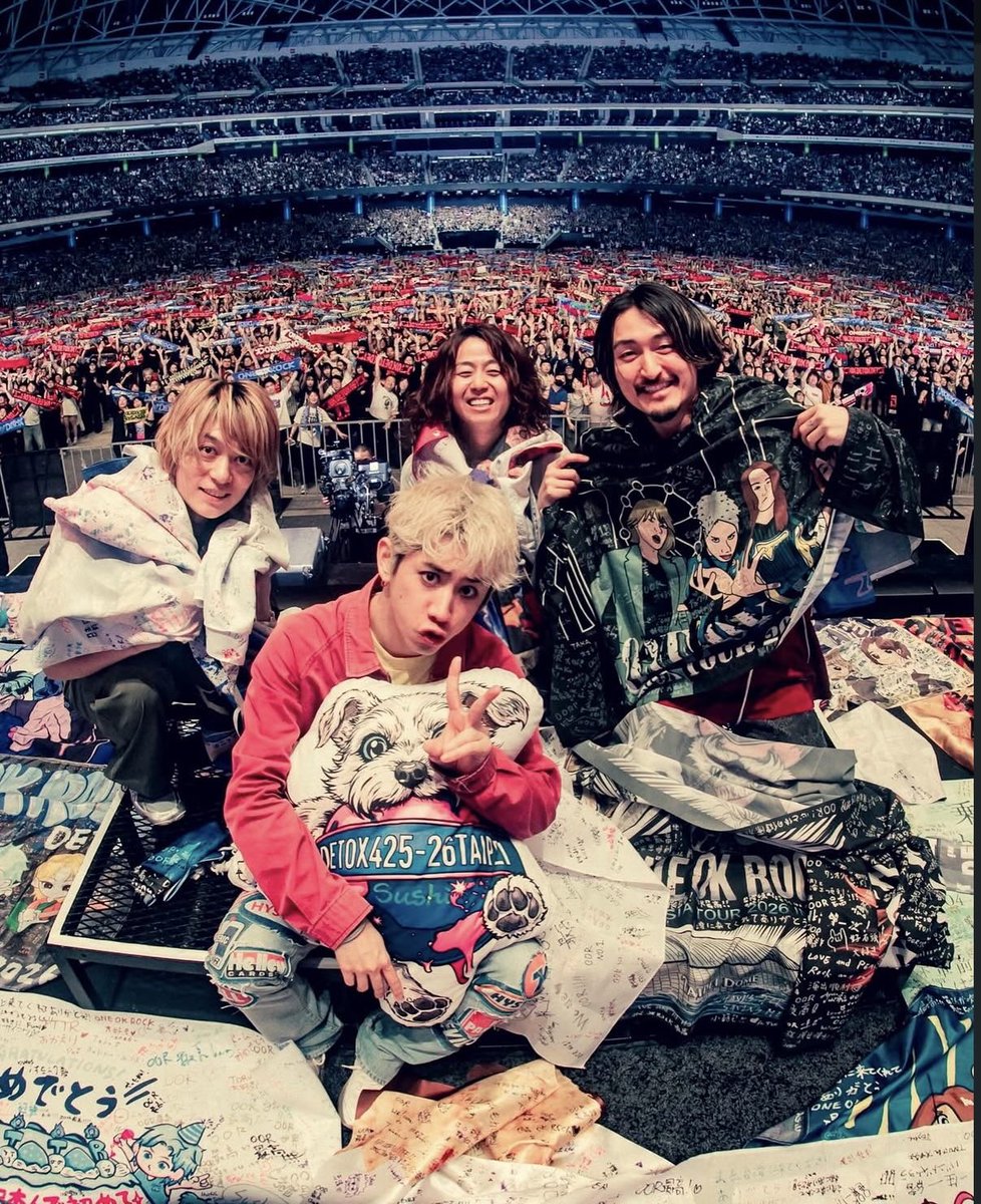 ablewu1992's tweet photo. 每次聽完OOR心境都會成長

想成為阿曼達被TAKA摟著肩唱著wherever you are 
勇敢的人先享受世界❤️

而且還聽到聽到Toru 現場的Rap 讓我心臟猛跳❤️❤️

Tomoya一樣的大秀中文 我愛豆��
即使不標準，也要大喊自己喜歡的東西

貝斯的Ryota 帥就完事！ https://t.co/4WmW2y1GbE