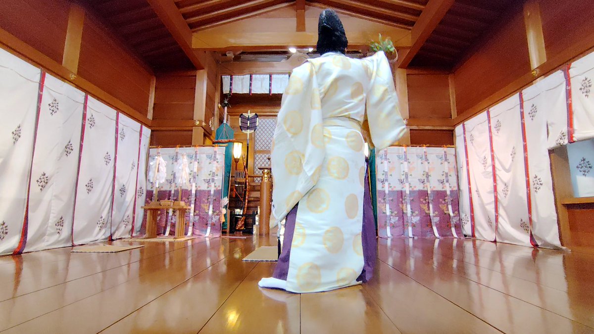 komazukae's tweet photo. 本日は昭和祭をご奉仕いたしました。

60年の永き御代と昭和の時代を築かれた先人への感謝と、国の平安、氏子崇敬者皆様のご健勝を心を込めてご祈念申し上げました。

境内のツツジが静寂な祭日に彩りを添えています。

午後からは縁奏会のお稽古に励みます。

#駒林神社 #神戸市長田区 #昭和祭 https://t.co/W141rtSFge