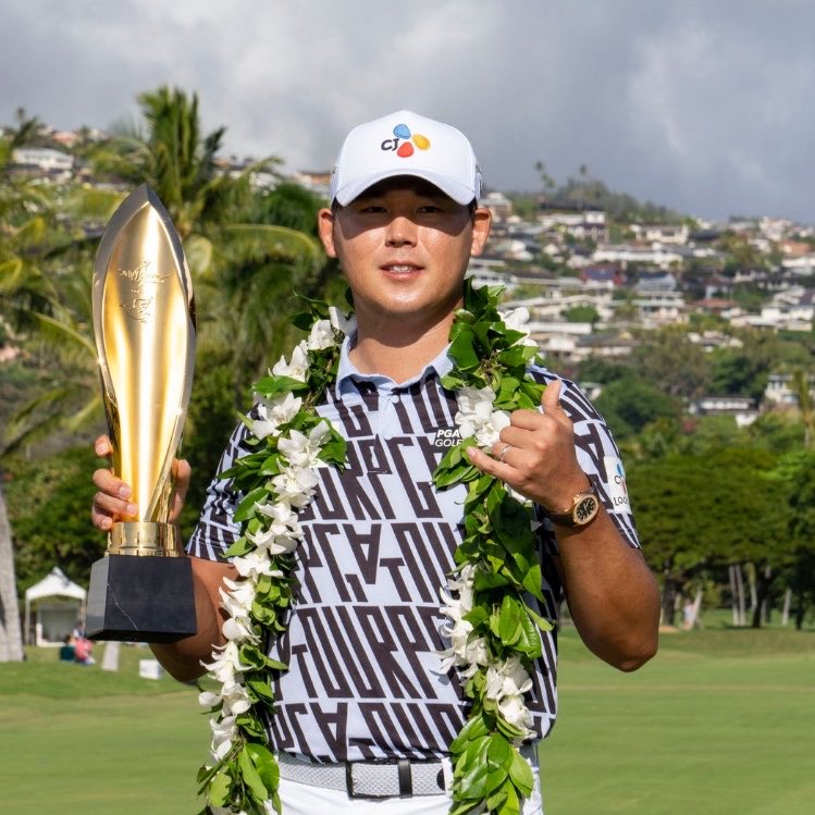 MovieListAtoZ's tweet image. Watch the final round of the 2023 Sony Open in Hawaii #2023SonyOpeninHawaiiFinalRound #movielist #15minsrule 5.7 #XumoPlay Si Woo Kim won with a dramatic 6-under 64, finishing at -18 under par to beat @hbuckley13 by one stroke. Kim birdie the final two holes #WaialaeCountryClub