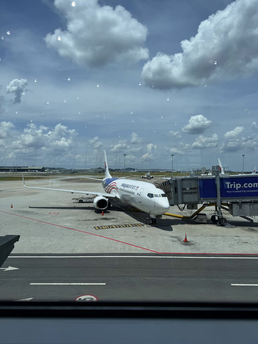 JamalThaRebel's tweet image. KUL - CGK. 

ramai orang salah paham. Jakarta ni bukan tanah air aku, tapi tanah aku buang air. 

#911 #mh370