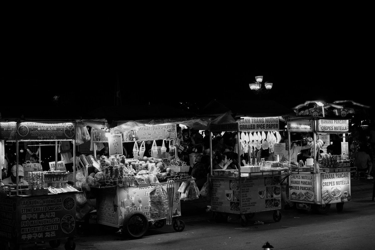 William67335893's tweet image. Night Street Food Carts in Hanoi Old Quarter – Black and White Vietnam After Dark
Southeast Lens - Photography, Travel and Documentary 
#monochrome #Vietnam 
Photographed with Sony Alpha 7 IV (ILCE-7M4) and Lens FE 24-70mm f 2.8 GM II 
Tap to see more: strangphotography.com/black-and-whit…