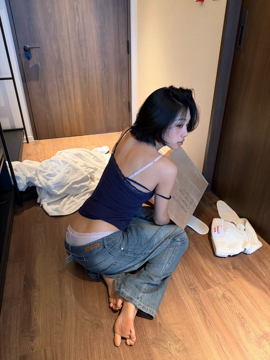 erosukebe3's tweet photo. ガッツリ腰パンチラ https://t.co/Em2VWcAECC