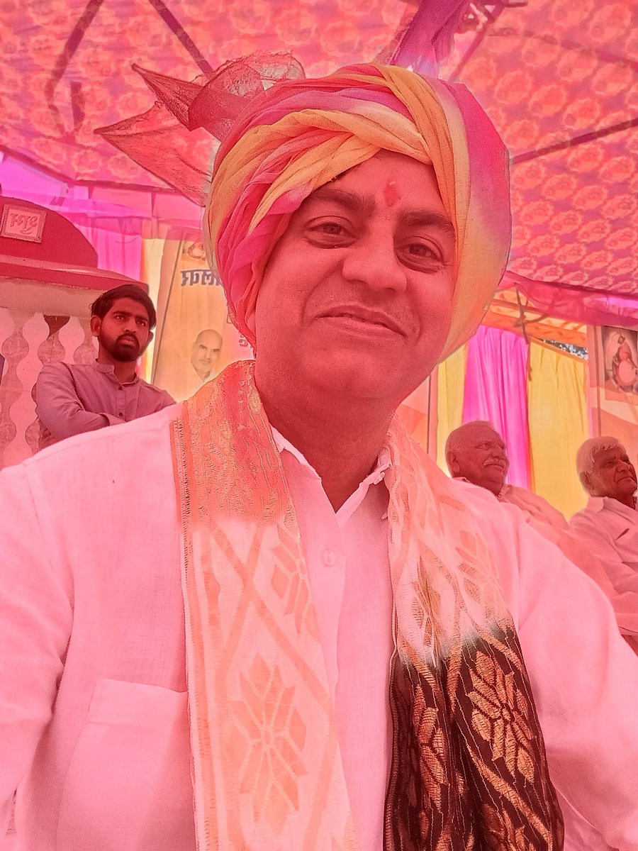 कल नदबई से पुलिस द्वारा मनुदेव सिनसिनी को गिरफ्तार कर लिया गया है, जो अत्यंत दुखद और चिंताजनक है।
जब भरतपुर में झंडा प्रकरण का मुद्दा गरमा गया था और पूरा समाज अपने मान-सम्मान की रक्षा के लिए एकजुट हुआ था, तब मनुदेव ने मोती महल का गेट तोड़कर समाज के स्वाभिमान की रक्षा की थी।आज उसी