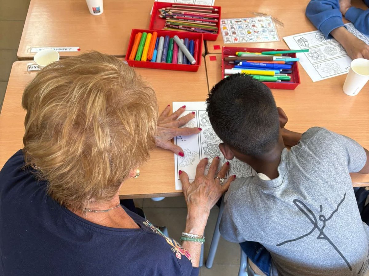 AFABAIXLLOB's tweet photo. SANT BOI👋
Jornada interactiva amb els nostres usuaris/es de l'Espai Fem Memòria amb nens i nenes de l’escola Cooperativa de Sant Boi.  
Gràcies a tots/es per gaudir de temps conjunt. 
#AfaBaix
#AlzheimerFafac
#EspaiFemMemòria https://t.co/lxzm0jHFhc