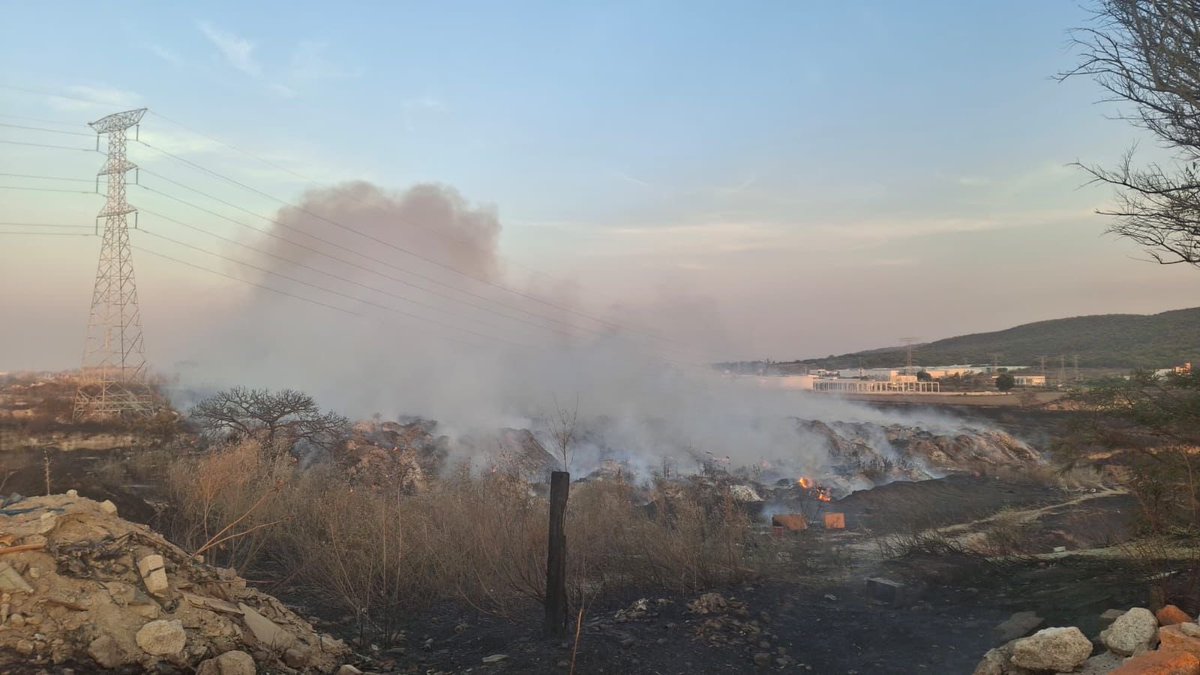 UMPCyBZ's tweet image. #Entérate 🚒🔥

Combatimos incendio en vertedero detrás de Technology Park, en carretera a Nogales. La quema de basura, maleza y llantas genera humo denso y mala calidad del aire.

⚠️ Cierra ventanas, evita salir, hidrátate y protege a población vulnerable y mascotas.