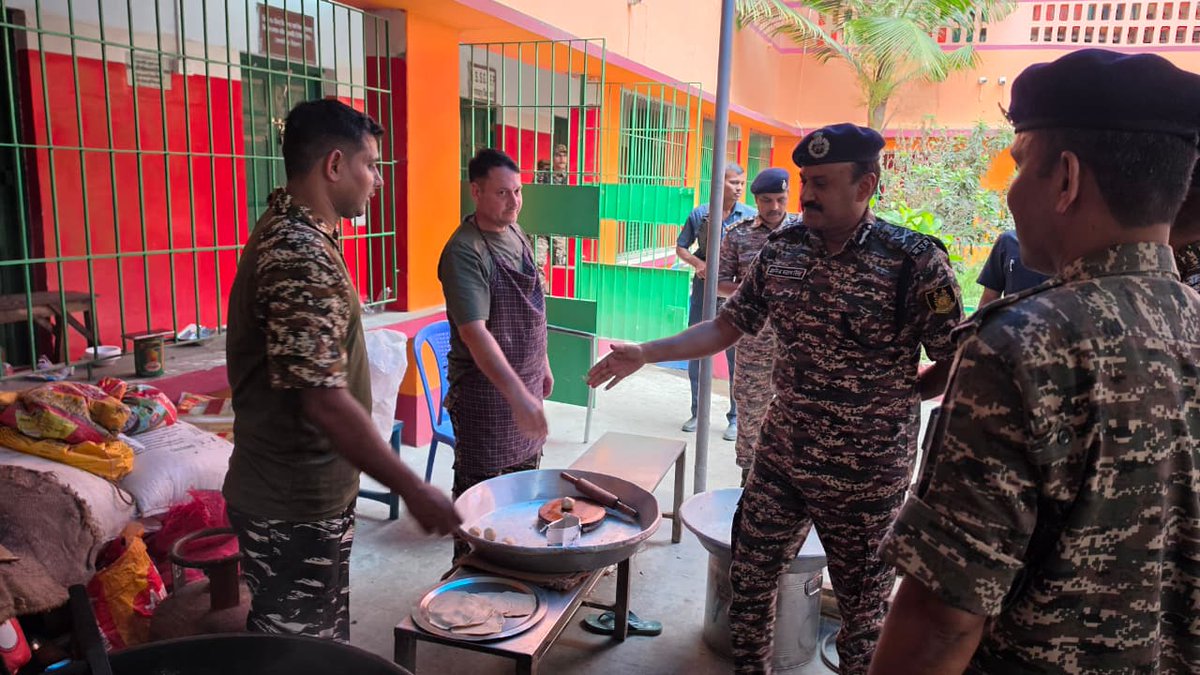 Ensuring security at the grassroots!

​DG #CRPF Shri <a href="/gpsinghips/">GP Singh</a>, accompanied by senior officers, visited the B/4 company of Adhoc 343 at Diamond Harbour during the second phase of the West Bengal elections.  
​The DG interacted directly with the troops on duty, taking a