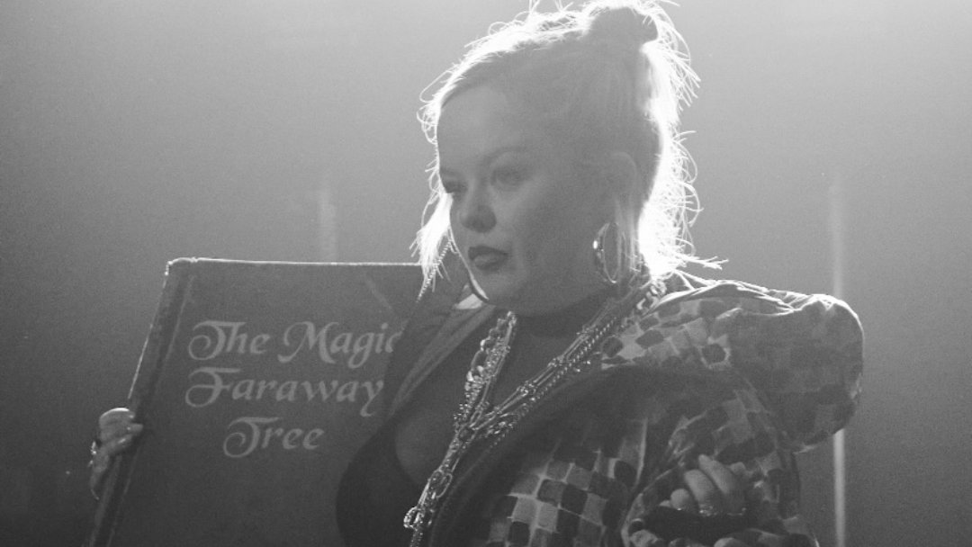 K27529's tweet photo. La host favorita de #SNLUK 🖤

Nicola Coughlan aka Nicky C.✨ https://t.co/Rvfpaxjsgj