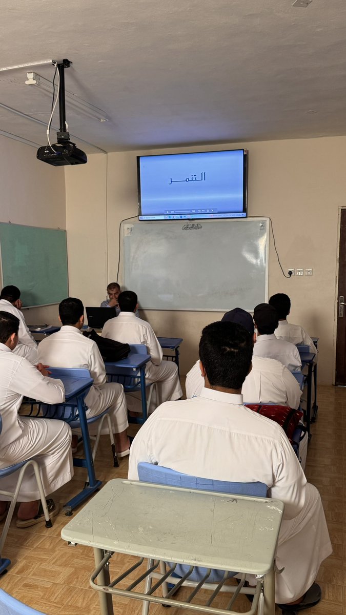 samaa_alebda3's tweet photo. بناء القِيَم يسبق بناء العقول، ونشر ثقافة اللطف بين طلابنا هو استثمارنا الأجمل للمستقبل 
لقطات من تفعيل برنامج الوقاية من التنمر. 🤝📸
#مدارس_سماء_الإبداع https://t.co/nj0iUI3tgu