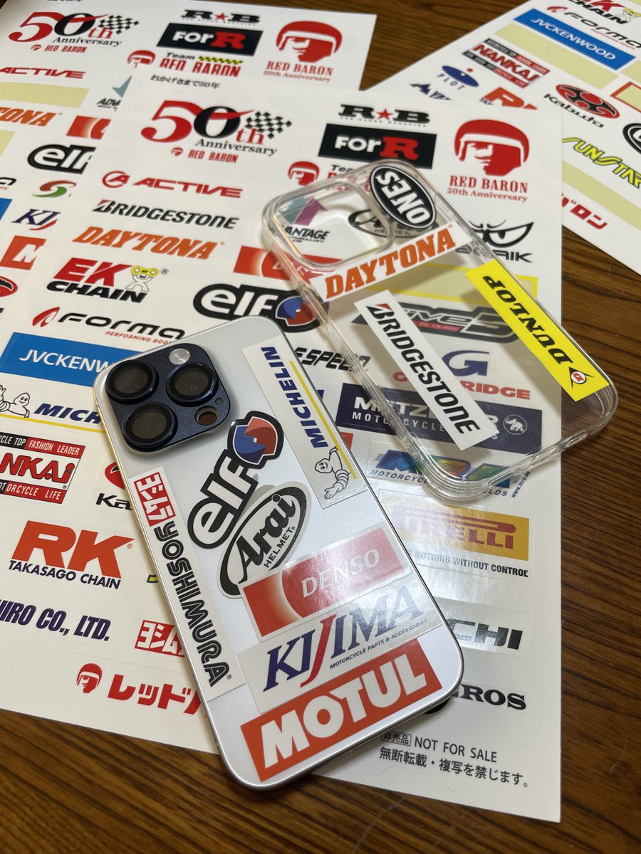 2bu3CT125's tweet photo. スマホを新しくしたのでステッカーチューンしました！
レッドバロンさんが50周年でくれたシールをペタペタ。レッドバロンシール貼るとこなくなった。ごめん！ https://t.co/IsIRRQLjmI