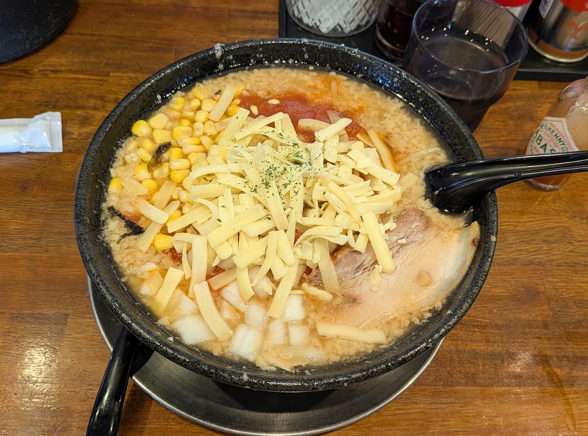 misoRAMENyoshio's tweet photo. 今日の #味噌ラーメン
期間限定トマトみそ＋チーズ(長岡市 らーめん家りりん) https://t.co/sARsDyIvUa