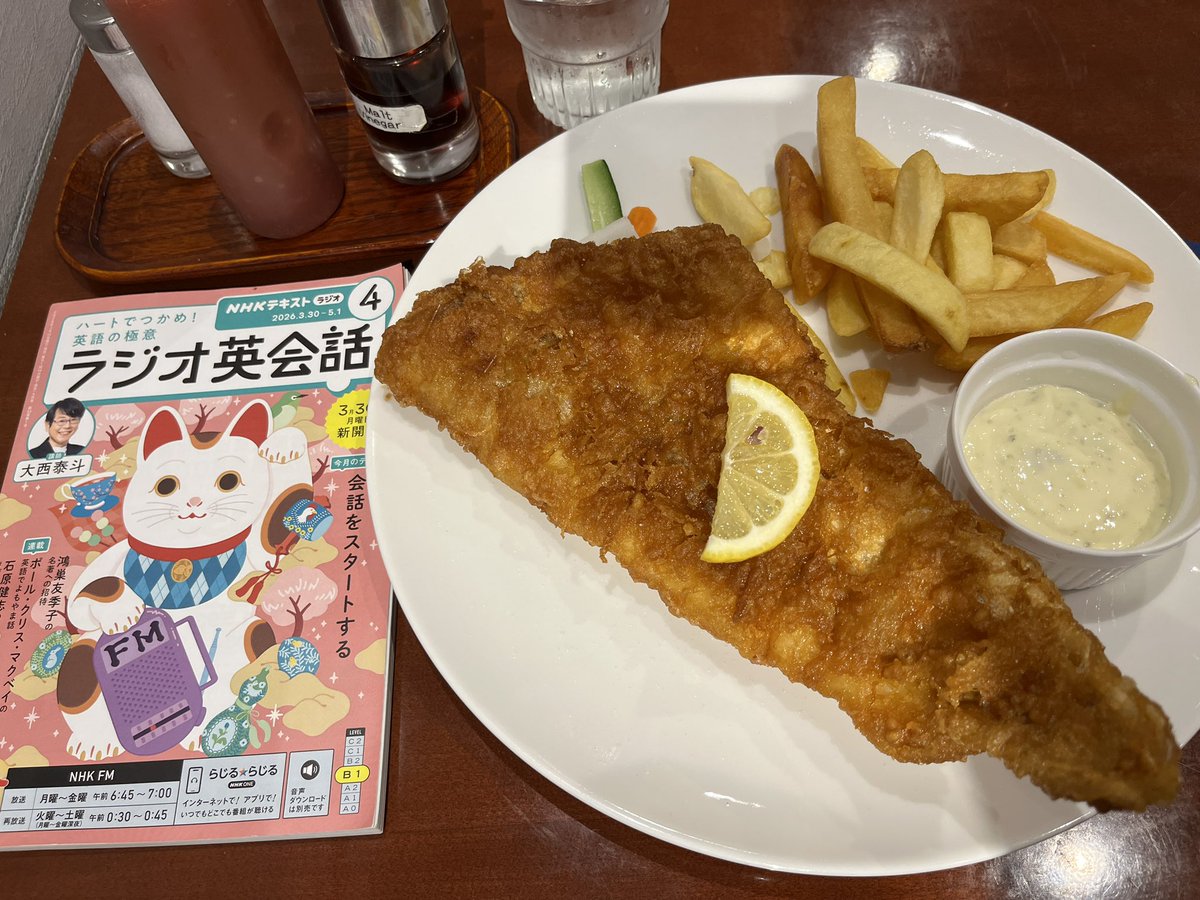 マリンのラージフィッシュ&チップス。白身魚フライにはタルタルソース