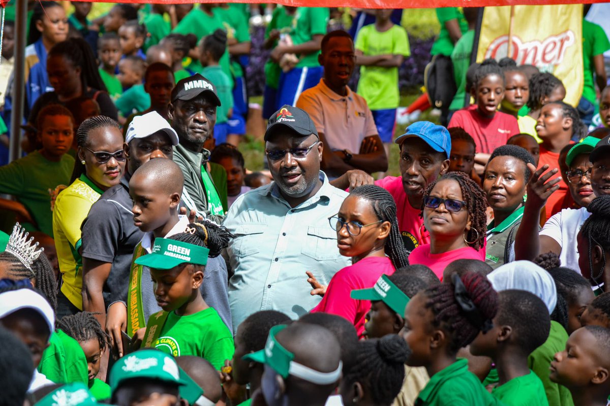 LytonMyrah's tweet photo. Small steps, big impact, children at the forefront of climate change awareness.
@LilHandsGoGreen the future is marching today. #ClimateChangeMatch26 #GoGreenUg #ClimateChange
@JosephMasembe1 @KCCAUG https://t.co/FWoFLJP5UD