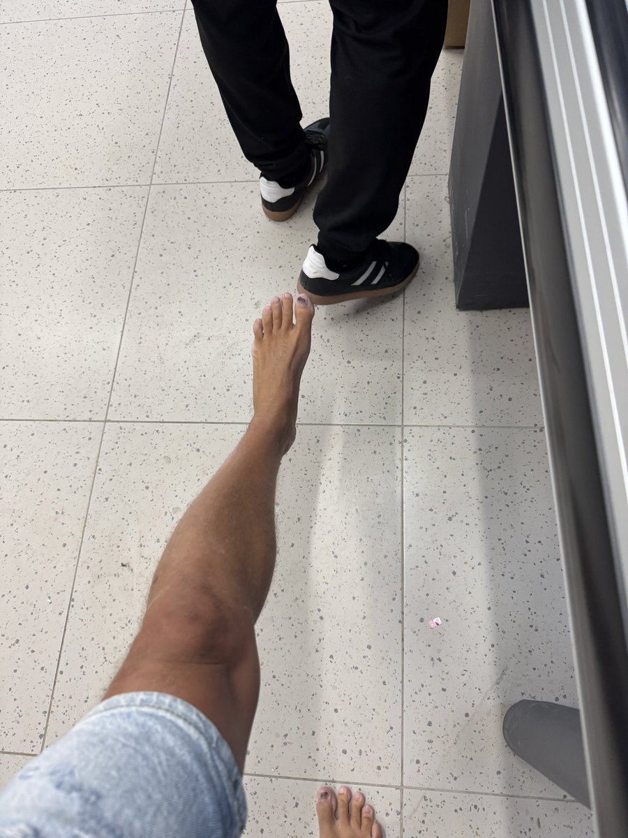 My sexy bare feet In public places 👣
#dirtyfeet #barefeet