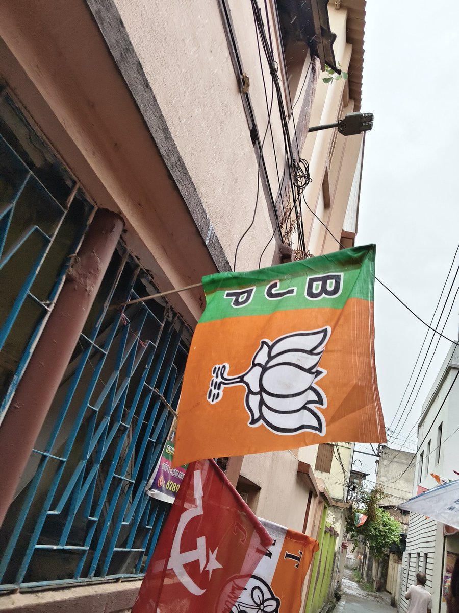 jamalu_bjp's tweet photo. पश्चिम बंगाल जैसे बारिश की बुंदे गिर रही है उससे तो लग रहा है  इंद्र देव भगवान भी कमल खिलाने और पश्चिम बंगाल से @MamataOfficial को भगाने में लग गए है 
जय हो🙏
भारतीय जनता पार्टी जिंदाबाद
सबका साथ सबका विकास
@narendramodi_in @myogiadityanath
@AmitShahOffice @BJPBengal
@BJP4UP https://t.co/pntFuKttZG