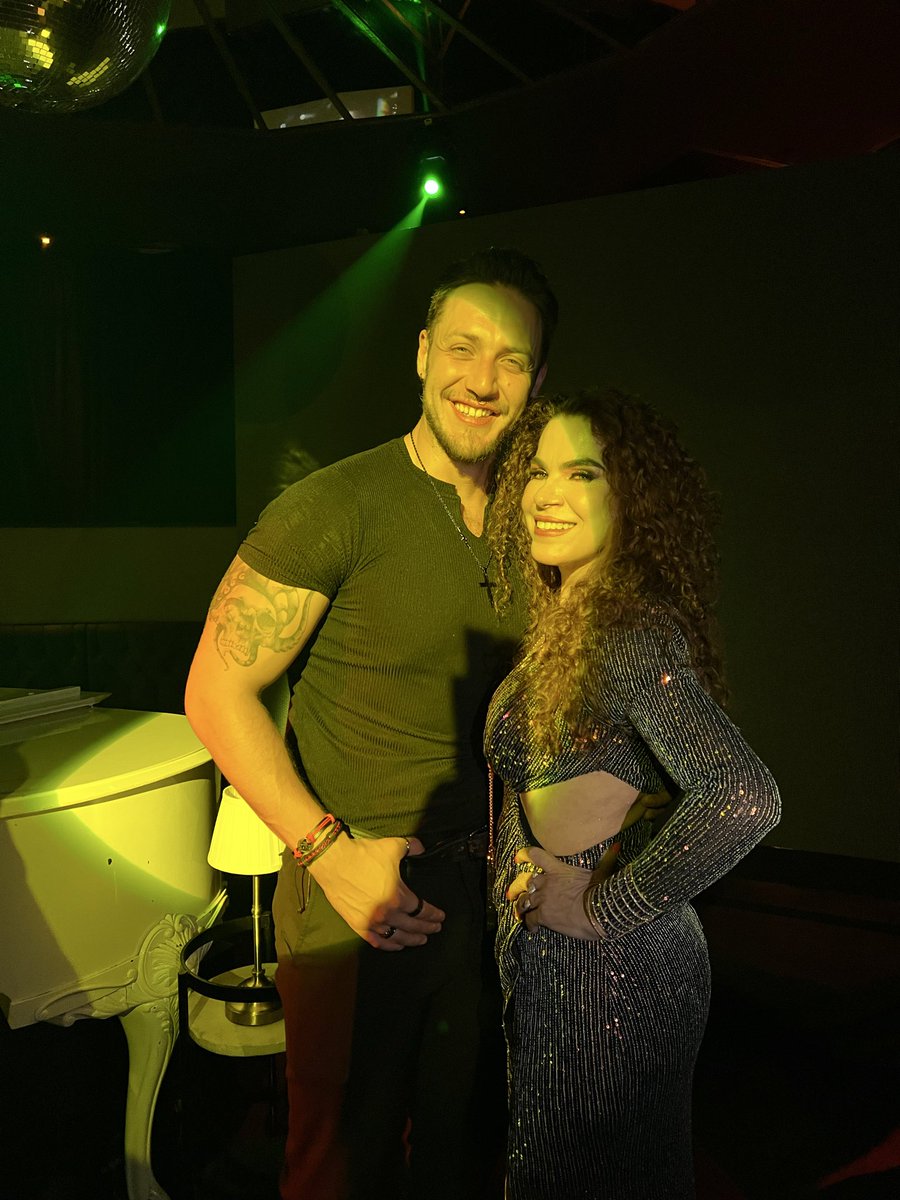 ¡Qué noche tan maravillosa disfruté con el modelo y actor Mario Arjona y con la cantautora Nora Uribe!
¡¡¡Que éxito los abrace siempre y que los temas Llegaste tú y Brillo sin ti que se estrenaron en el Restaurante piano bar se escuchen hasta el infinito y más allá!!!