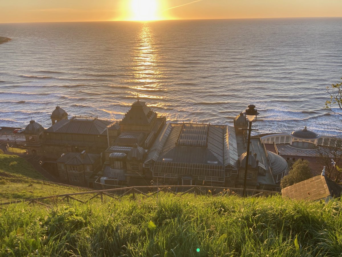 FYoungWriter's tweet image. #Wednesday #Scarborough #sunrise 🌅 Truly stunning this morning as the sun rose over the North Sea with the @scarboroughspa in the foreground 🌅 Beautiful start to the day, have a good one, everyone 🌅