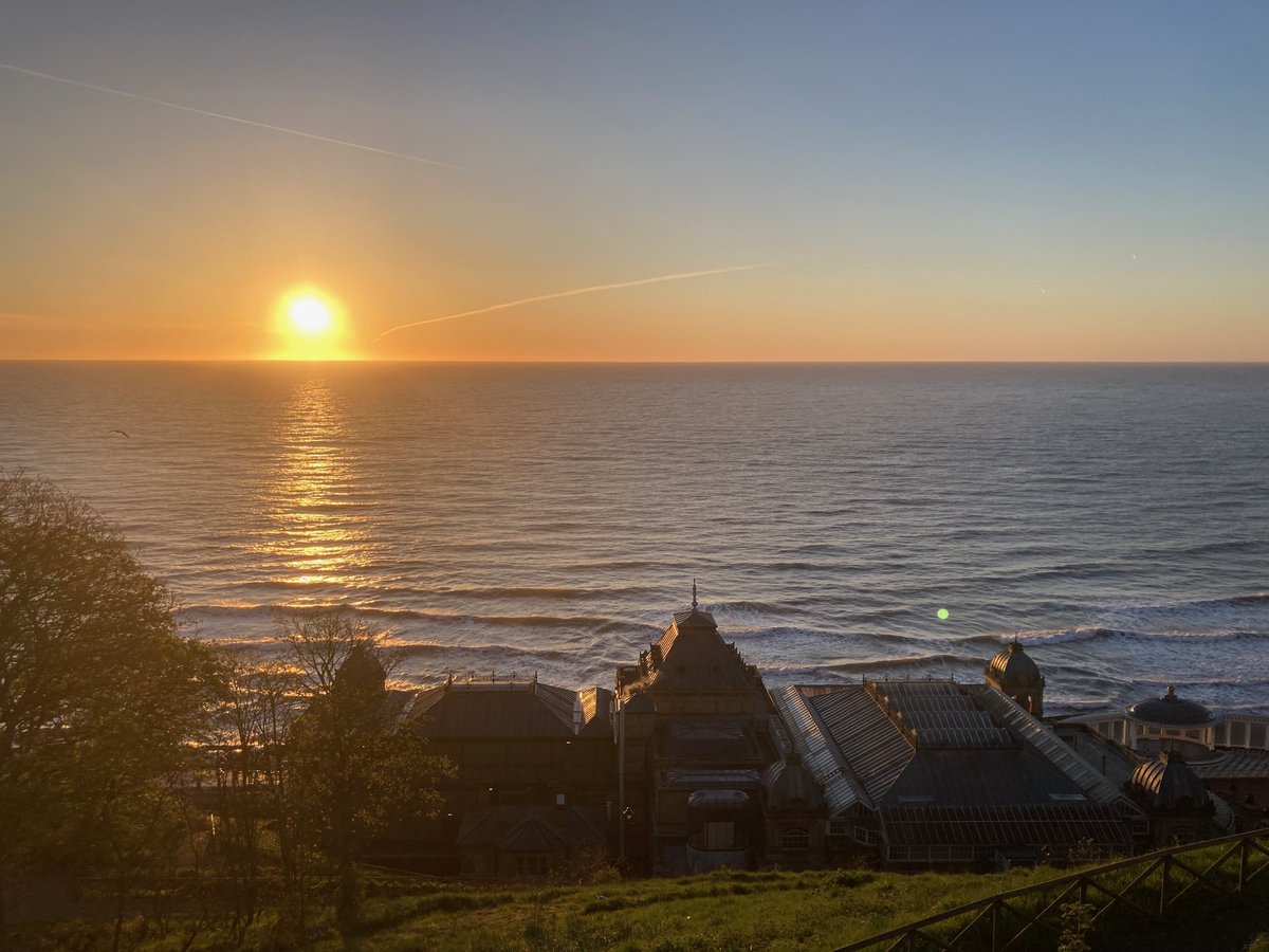 FYoungWriter's tweet image. #Wednesday #Scarborough #sunrise 🌅 Truly stunning this morning as the sun rose over the North Sea with the @scarboroughspa in the foreground 🌅 Beautiful start to the day, have a good one, everyone 🌅