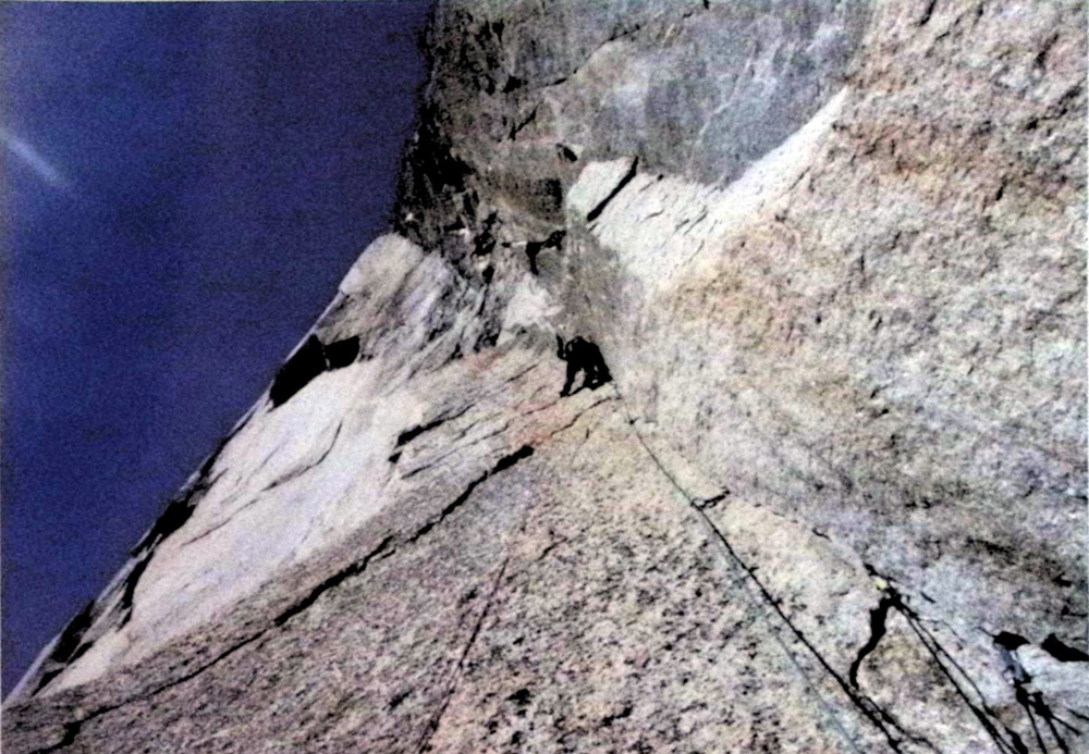 Sherpa07337944's tweet image. Breve storia alpinistica del Pilier d'Angle e della via "Divine Providence".
#Davide Scaricabarozzi #Divine Providence #Monte Bianco #Pilier d'Angle #Storia dell'alpinismo #GognaBlog #Sherpa
gognablog.sherpa-gate.com/quarantanni-di…