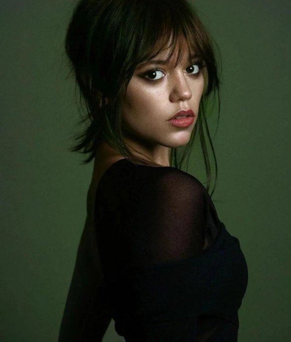 CelebsGeek's tweet photo. Jenna Ortega 💗 https://t.co/UtOam5HIZ7