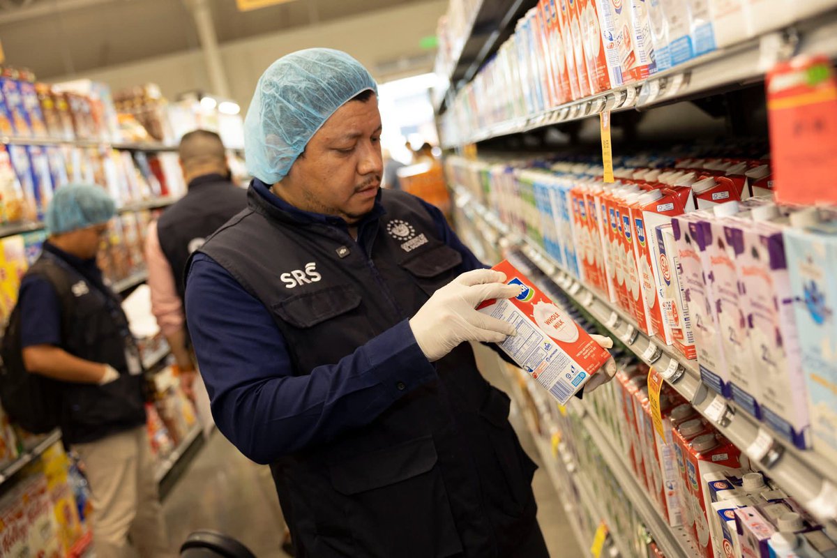 masntvhn's tweet photo. #AlertaHonduras #ELSALVADOR
🚨 Alerta sanitaria: piden no consumir lote de leche SULA por presencia de microorganismos
II Autoridades Salvadoreñas advirtieron sobre un lote de SULA no apto para consumo humano tras detectar microorganismos, deterioro del producto y fallas en el empaque.
El lote ya está siendo retirado del mercado y se recomienda suspender su consumo de inmediato y reportar cualquier síntoma.
¡Únete a nuestra comunidad informativa! 👉🏻👩🏽💻📲
https://t.co/m8GUVX0fzB
#MásNoticiasTV #NoticiasHonduras #Canal39 #Honduras #AlertaSanitaria #SULA #Salud #Consumo #Nacional