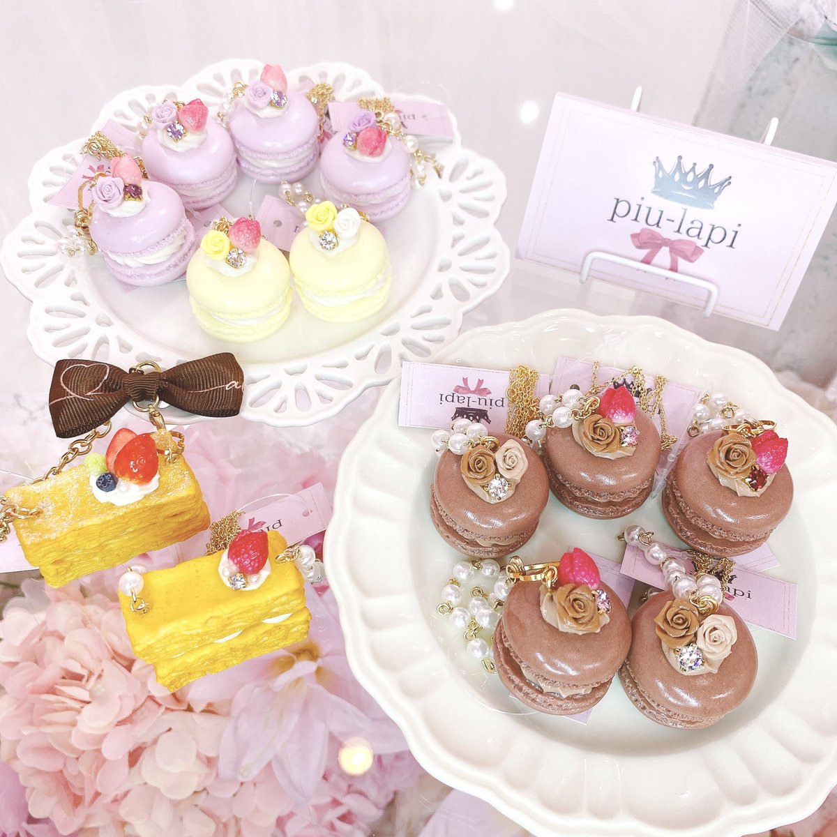 Kawaii__Stars's tweet photo. Kawaii☆Stars原宿本店
カワスタ💎キラキラガーリー🎀✨

4月29日
♡ただ今の店舗状況です♡

piu-lapiさま

リアルよりぷっくりガーリー💕
カラフルなローズマカロンの🌹🌈
ネックレスやチャームに✨
合わせてかわいい♡sweetなリング💞

ぜひ店頭でご覧ください💭

通販ご希望の方は
ご希望の方は作品に⭕️をつけて 
DMまでお問い合わせください♡