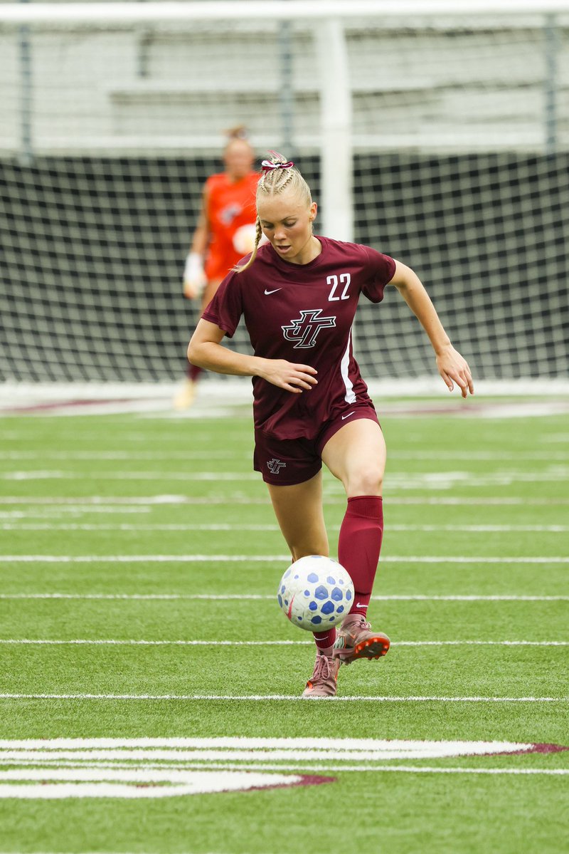 Ellie Barnett • Left-Footed CB • ECNL 27/28 tweet media