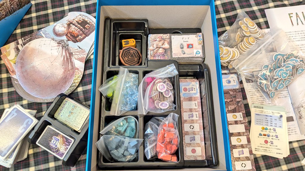 hirocean's tweet image. FALLING収納パズル！
プラスチックインサートが用意されているがプレイヤー駒と資源駒が左下の4スペースに入り切らない。さらにプロモタイルの厚みが加わって難易度を上げてくるが、何とかギリギリぴったりの高さに収まった。
#FALLING