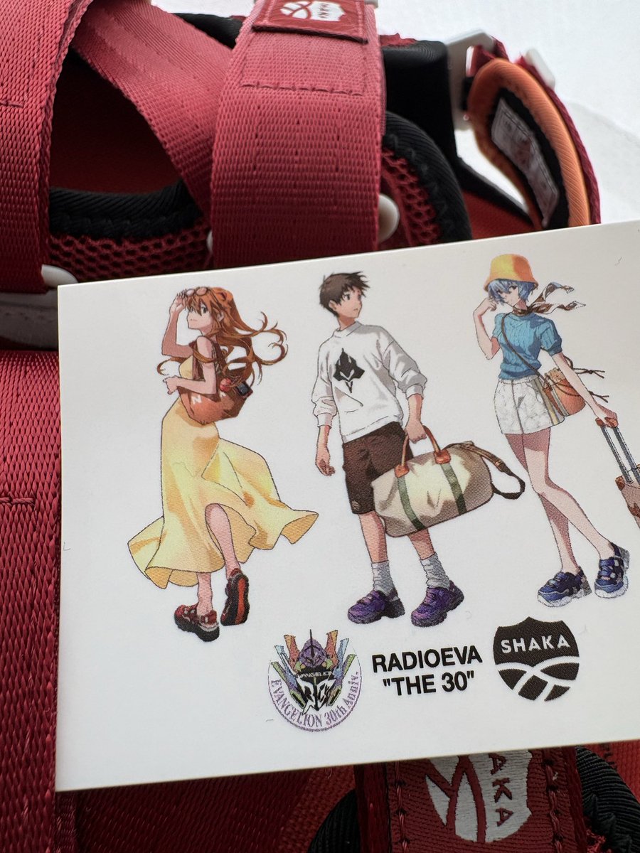 SHAKAのエヴァコラボのスニーカーサンダルめちゃくちゃ可愛い😍アスカ