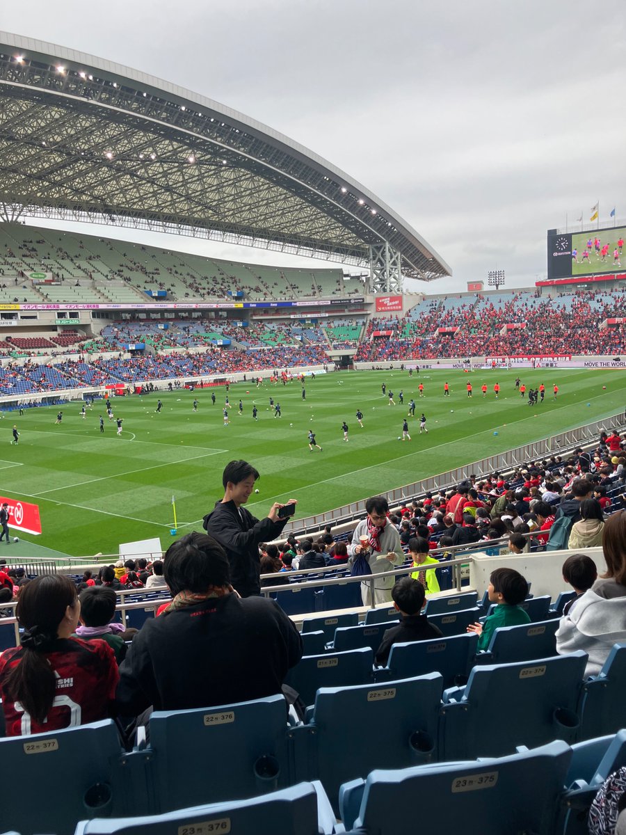 gan_stgdat's tweet photo. 子供の刺激になると思い、レッズの試合見にきたぜ！ https://t.co/2EIl6HeRxX